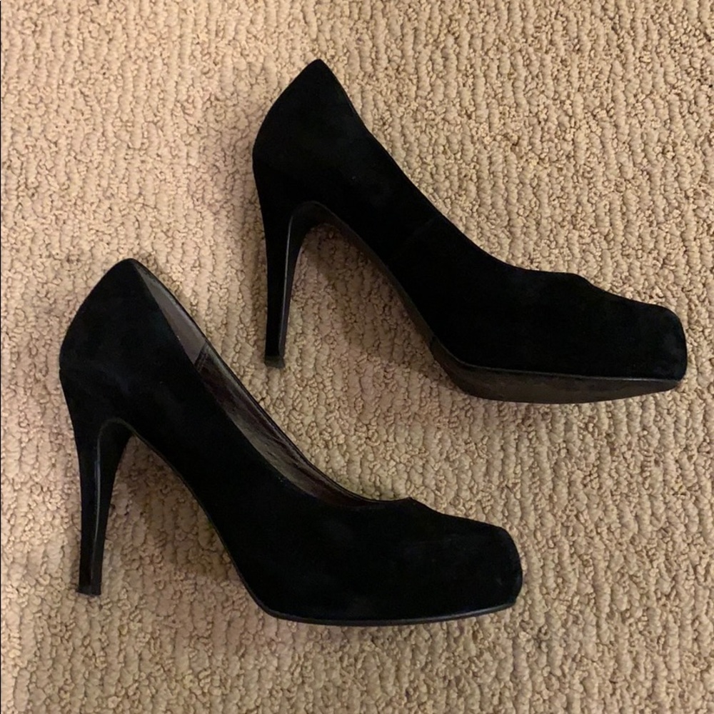 Beautiful Moda black suede heels.